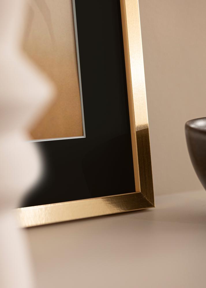 Marco Trendy Dorado 20x25 cm - Paspartú Negro 14x18 cm