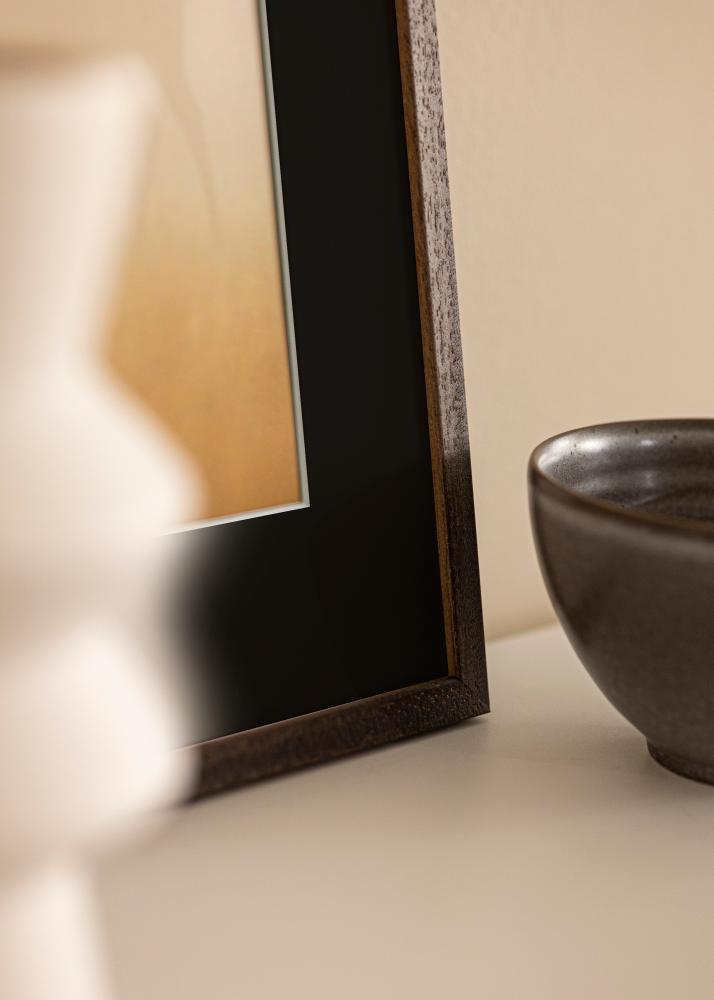 Marco Edsbyn Castaño 35x50 cm - Paspartú Negro 24x30 cm