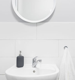 Rund vit spegel i badrummet